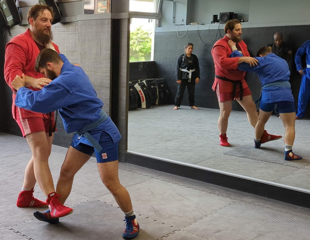 Un hommage à un budoka passionné qui a dédié sa vie aux arts martiaux, du Judo au Sambo en passant par le MMA. À travers son parcours, il a fédéré amis et élèves, laissant une trace indélébile dans la communauté martiale. Une célébration de ses défis, rires et enseignements.